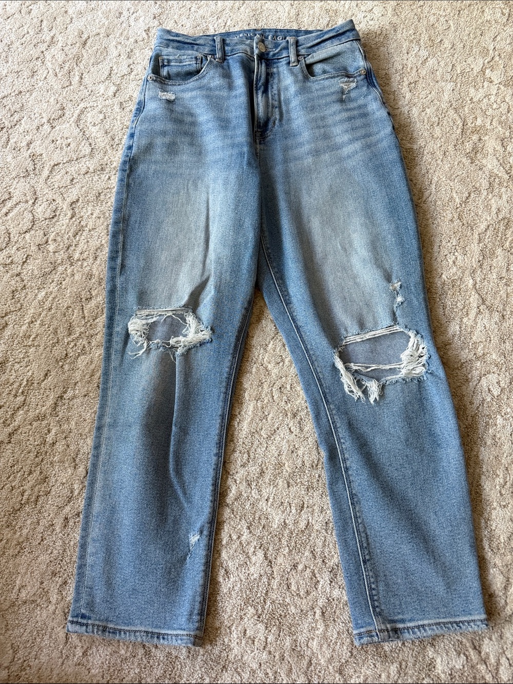 American Eagle. Distressed curvy mom Jean. Size 6